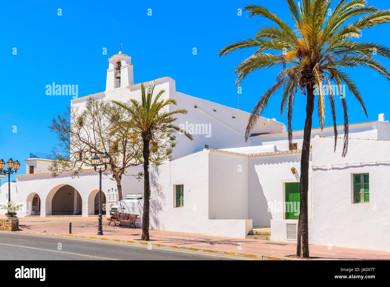 Tipico stile bianco chiesa di Sant Josep de sa Talaia città sull isola di Ibiza, Spagna Foto Stock