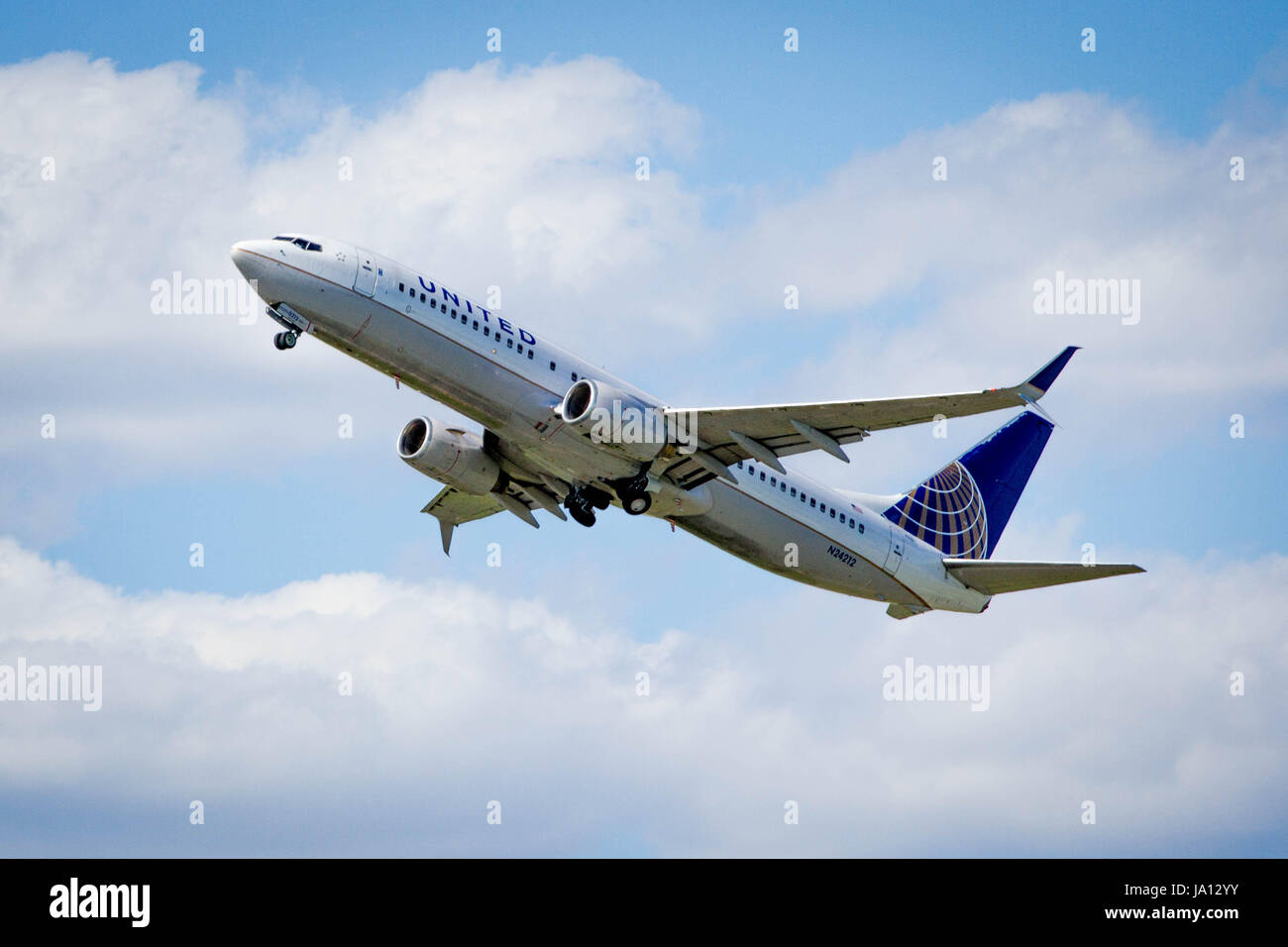 Un United Airlines jet decolla dall'Aeroporto Internazionale di Philadelphia Foto Stock