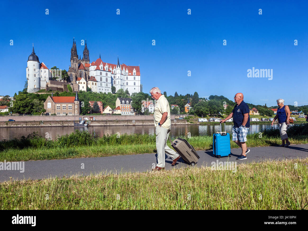 Turisti con valigie su una pista ciclabile, Albrechtsburg Meißen, Albrechtsburg Castle Meissen, Sassonia, Germania, Europa Foto Stock