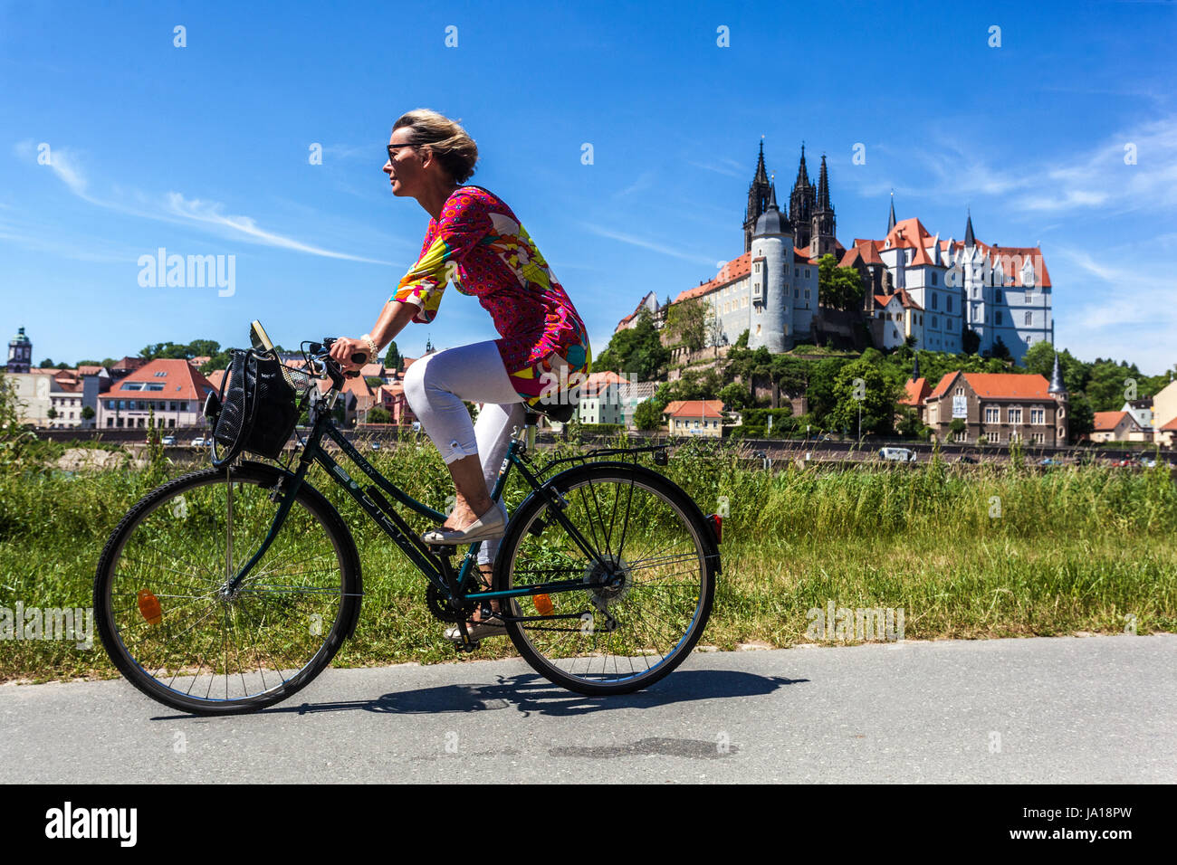 Meissen, donna tedesca che pedala sullo sfondo è Albrechtsburg Castle Elbe River bike Meissen, Germania bicicletta Europa Godetevi donna bicicletta Lady in bicicletta Foto Stock
