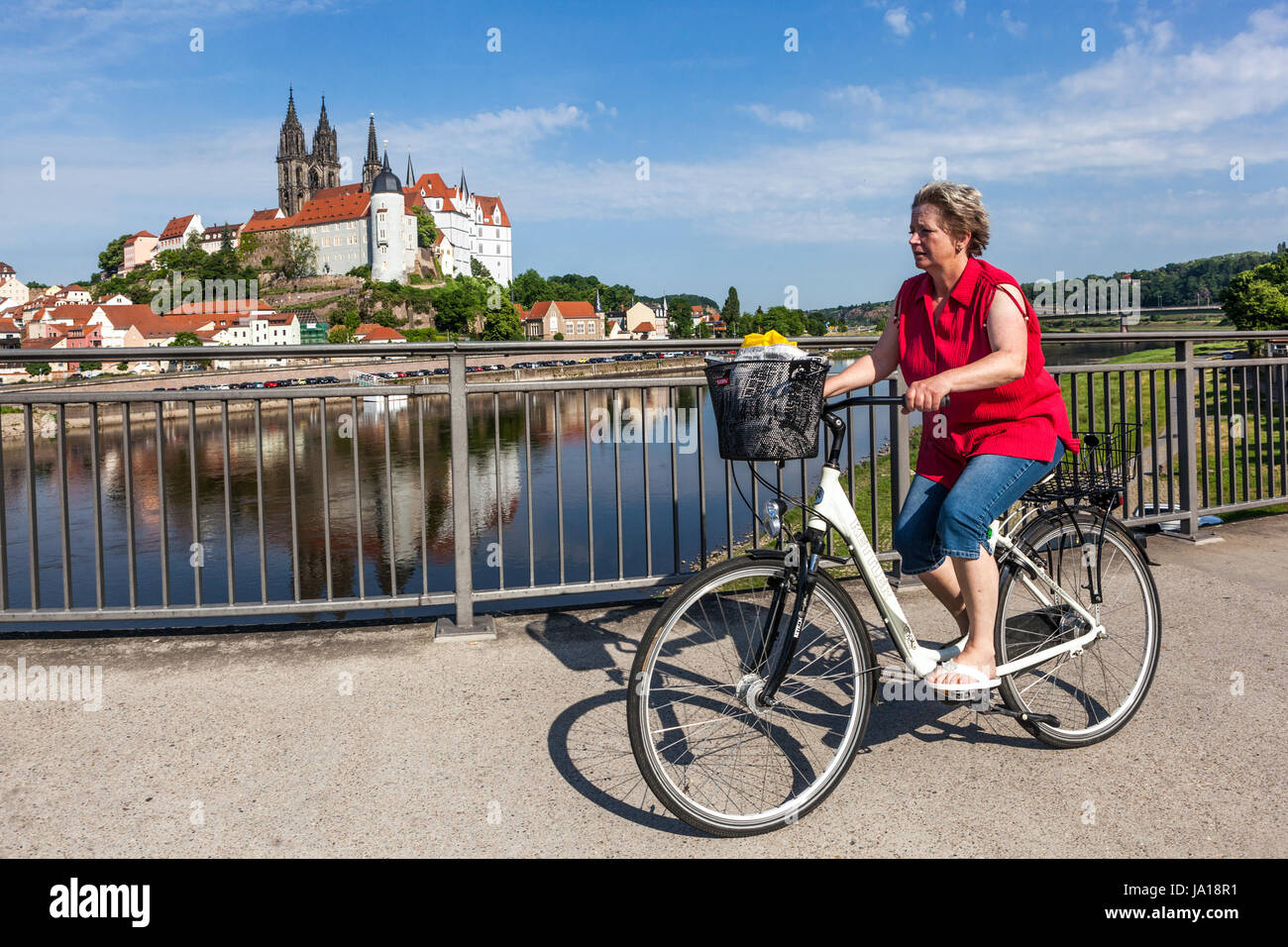 Ciclista anziana donna ciclismo, Meissen, Sassonia, Germania, Europa Senior riding bike Foto Stock