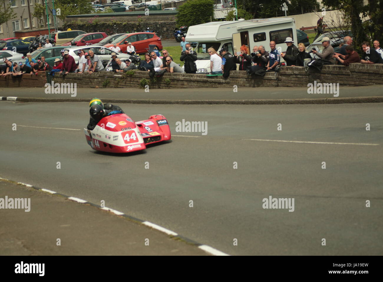 Isola di Man gare TT, Sidecar Qualifiche Gara, sabato 3 giugno 2017. Sidecar sessione di qualifica. Numero 44, Nigel Smith e Chris McGahan su un 600cc Iresson sidecar Honda del team NSR dal montante St Mary, Isola di Man Foto Stock