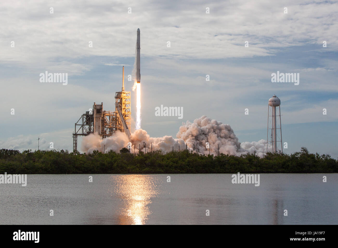 Cape Canaveral, in Florida, Stati Uniti d'America. Il 3 giugno, 2017. Foto messe a disposizione da parte degli Stati Uniti di spazio SpaceX ferma il 3 giugno 2017 mostra la società del Falcon 9 lanciarazzi presso il Kennedy Space Center in Florida, Stati Uniti. Spazio DEGLI STATI UNITI ferma SpaceX sabato ha lanciato le forniture per la Stazione spaziale internazionale, compreso un esperimento da una università cinesi che metteranno alla prova gli effetti di ambienti di spazio sul DNA. Credito: Xinhua/Alamy Live News Foto Stock