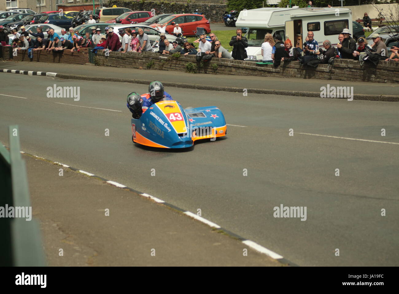 Isola di Man gare TT, Sidecar Qualifiche Gara, sabato 3 giugno 2017. Sidecar sessione di qualifica. Numero 43 Chris Lawrance e Richard Lawrance su un 600cc BLR Honda dalla Nuova Zelanda farfalla team neri di Auckland in Nuova Zelanda.Credit: arte eclettica e Fotografia/Alamy Live News. Foto Stock