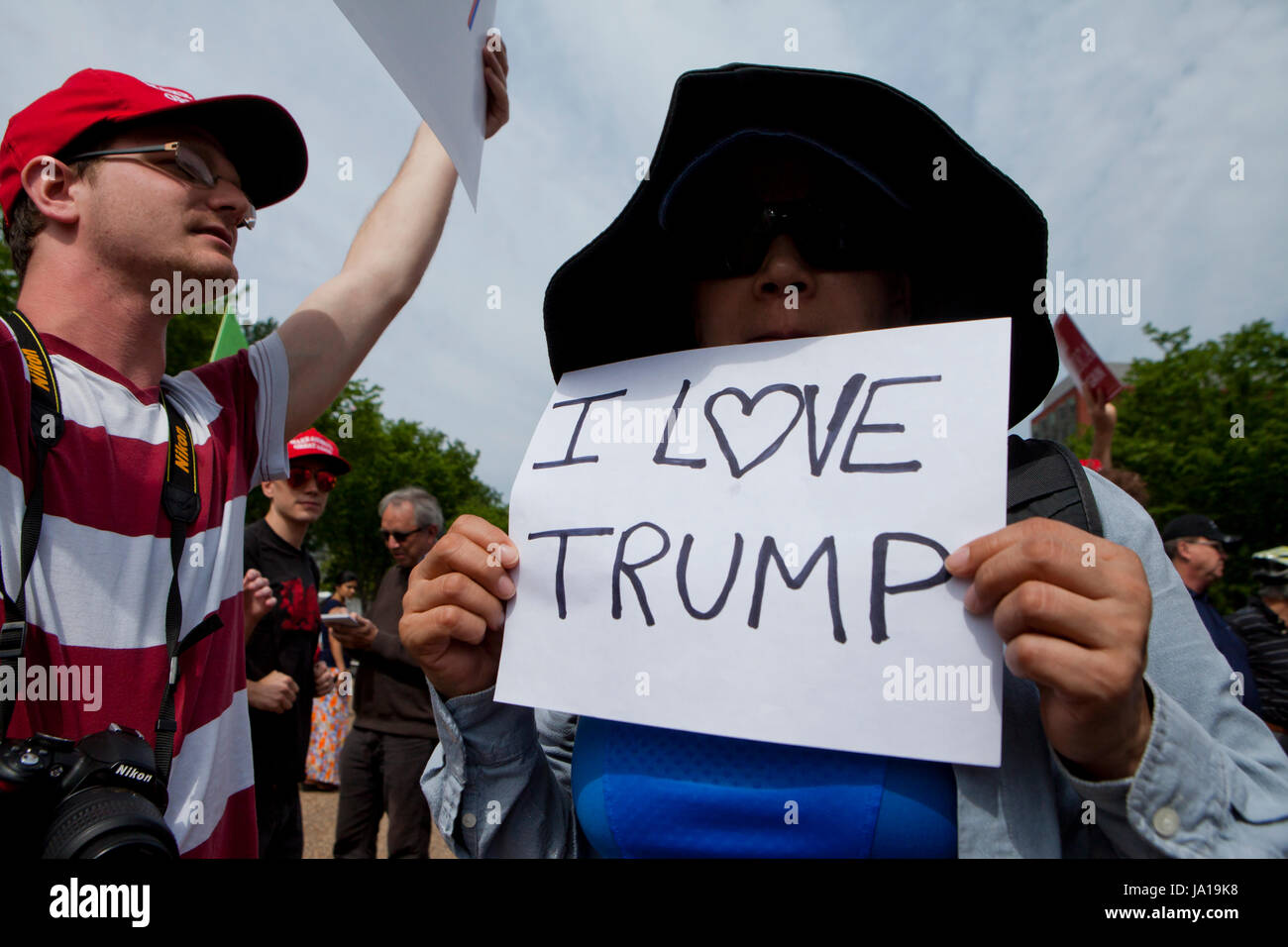 Trump sostenitore di un pro-Trump rally. Nella foto: Donna tenendo premuto 'Io amo Trump' segno - Washington DC, Stati Uniti d'America Foto Stock