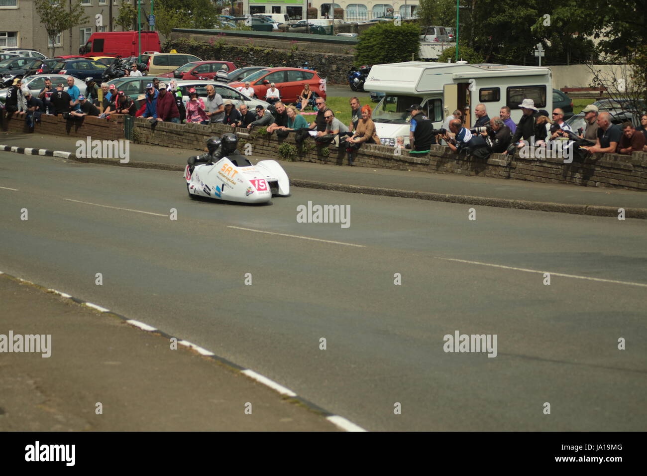 Isola di Man gare TT, Qualifiche Gara, sabato 3 giugno 2017. Sidecar sessione di qualifica. Esegue il marshalling di aiutare Allan Schofield e Steve Thomas di SRT motocicli team da Bromborough, Regno Unito, per spostare la loro 600cc Suzuki sidecar (numero 15) off il corso. I piloti di eseguire una rapida riparazione stradale poi sono ammessi a proseguire verso la strada di montagna. (Foto serie) Foto Stock