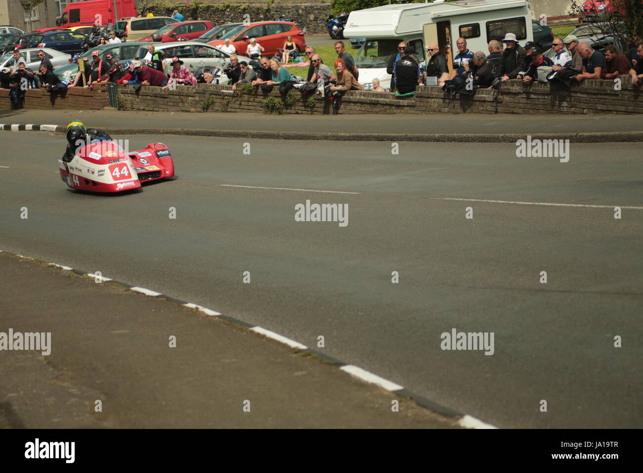 Isola di Man gare TT, Qualifiche Gara, sabato 3 giugno 2017. Sidecar sessione di qualifica. Isola di Man gare TT, Sidecar Qualifiche Gara, sabato 3 giugno 2017. Sidecar sessione di qualifica. Numero 44, Nigel Smith e Chris McGahan su un 600cc Iresson sidecar Honda del team NSR dal montante St Mary, Isola di Man. Credito: arte eclettica e Fotografia/Alamy Live News Foto Stock