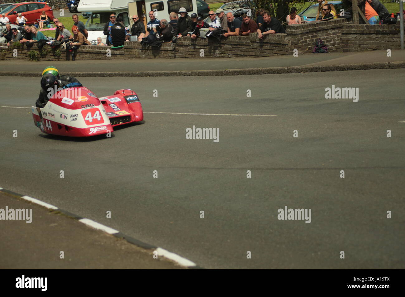 Isola di Man gare TT, Qualifiche Gara, sabato 3 giugno 2017. Sidecar sessione di qualifica. Isola di Man gare TT, Sidecar Qualifiche Gara, sabato 3 giugno 2017. Sidecar sessione di qualifica. Numero 44, Nigel Smith e Chris McGahan su un 600cc Iresson sidecar Honda del team NSR dal montante St Mary, Isola di Man. Credito: arte eclettica e Fotografia/Alamy Live News Foto Stock