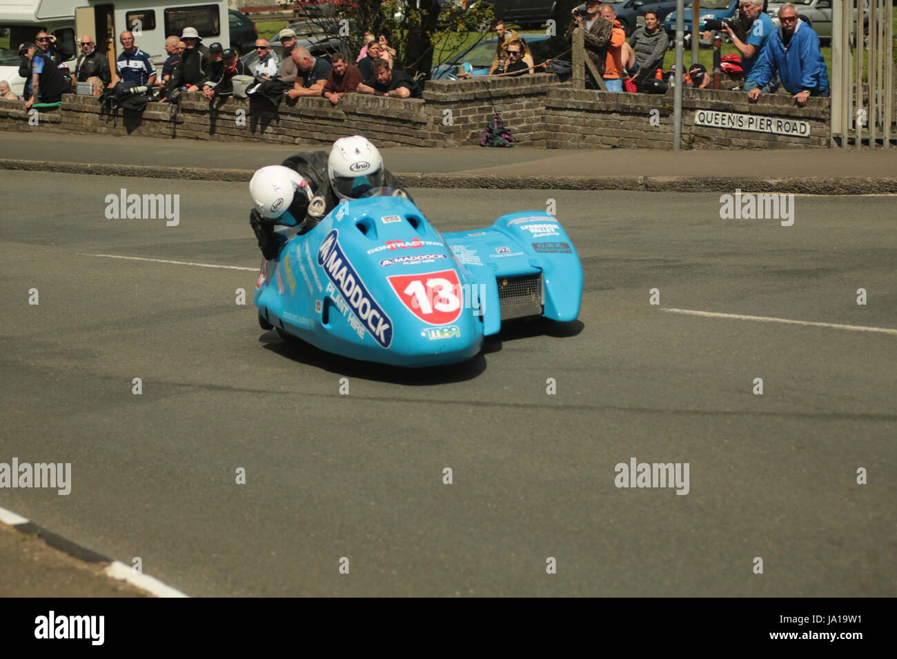 Isola di Man gare TT, Qualifiche Gara, sabato 3 giugno 2017. Sidecar sessione di qualifiche a Cruickshanks angolo, Ramsey, Isola di Man. Numero 13 Robert Handcock e Ken Edwards dal Maddockhire/energia portatile Team di Foresta di Dean su un 600cc Baker Honda sidecar. Credito: arte eclettica e Fotografia/Alamy Live News Foto Stock