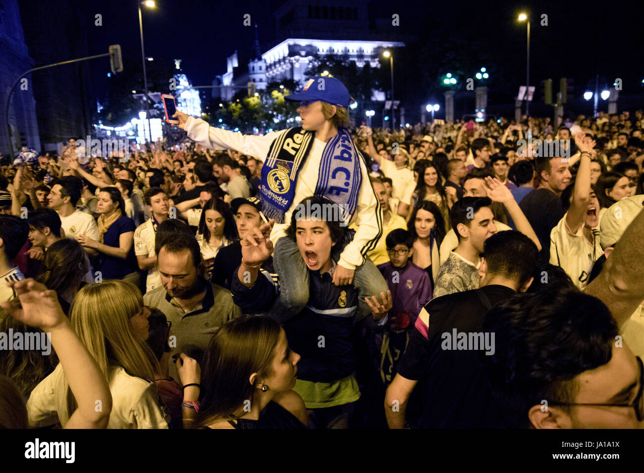 Madrid, Spagna. Il 3 giugno, 2017. Real Madrid tifosi celebra il 12 Champions League titolo di Madrid in Spagna. Credito: Marcos del Mazo/Alamy Live News Foto Stock