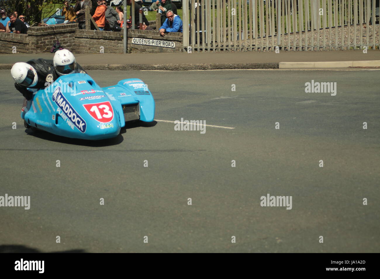 Isola di Man gare TT, Qualifiche Gara, sabato 3 giugno 2017. Sidecar sessione di qualifiche a Cruickshanks angolo, Ramsey, Isola di Man. Numero 13 Robert Handcock e Ken Edwards dal Maddockhire/energia portatile Team di Foresta di Dean su un 600cc Baker Honda sidecar. Credito: arte eclettica e Fotografia/Alamy Live News Foto Stock