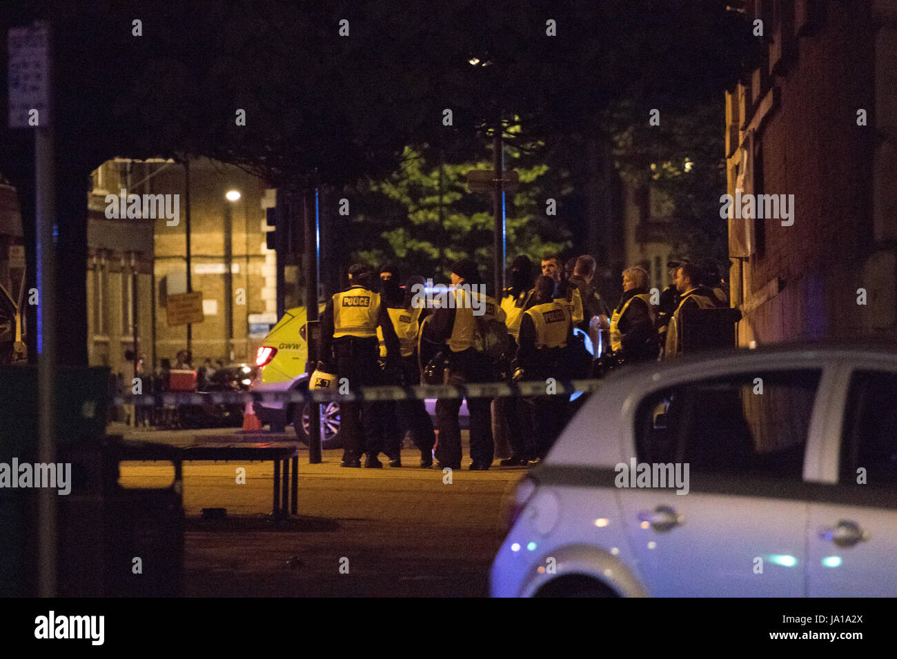 Londra, Regno Unito. 04 Giugno, 2017. Cooperazione di polizia e forze armate unità di risposta rispondere al terrorista incidente sul ponte di Londra Sabato notte. Sei persone sono state uccise in attacchi a Londra. Le foto scattate poco dopo la mezzanotte del sabato sera e la domenica mattina. Credito: Brayan Lopez/Alamy Live News Foto Stock