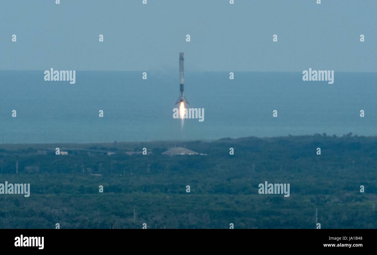 Cape Canaveral, Stati Uniti d'America. 03 Giugno, 2017. La SpaceX Falcon 9 rocket ritorna alla massa di terra sul sito di atterraggio 1 dopo il sollevamento del Dragon navicella spaziale in orbita dal complesso di lancio 39A presso il Kennedy Space Center Giugno 3, 2017 in Cape Canaveral, in Florida. Dragon sta portando quasi 6.000 libbre di scienza ricerca, equipaggio di materiali di consumo e di hardware per la Stazione Spaziale Internazionale. Credito: Planetpix/Alamy Live News Foto Stock