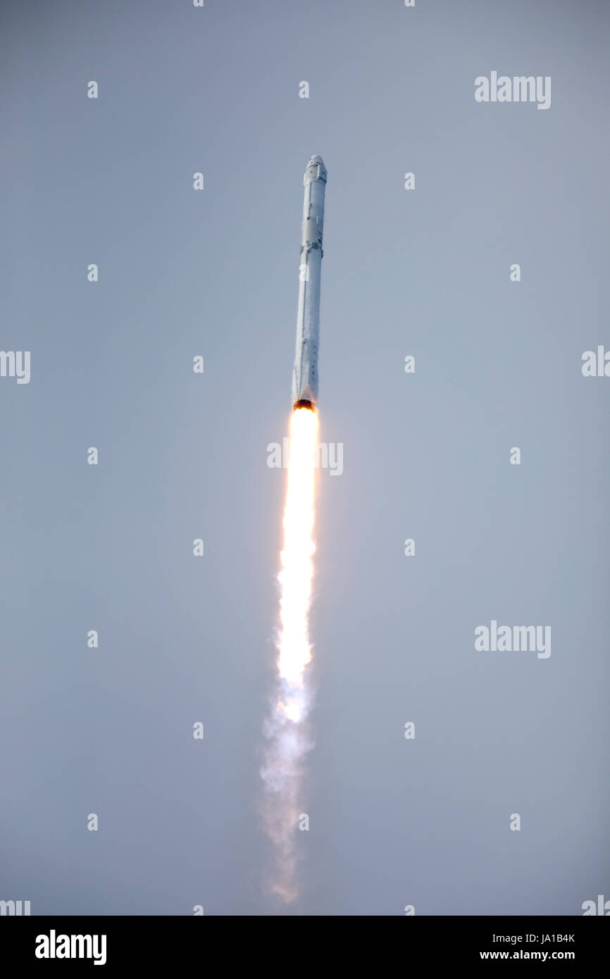 Cape Canaveral, Stati Uniti d'America. 03 Giugno, 2017. La SpaceX Falcon 9 a razzo con il Drago a bordo veicolo spaziale di blasti fuori dal complesso di lancio 39A presso il Kennedy Space Center Giugno 3, 2017 in Cape Canaveral, in Florida. Dragon sta portando quasi 6.000 libbre di scienza ricerca, equipaggio di materiali di consumo e di hardware per la Stazione Spaziale Internazionale. Credito: Planetpix/Alamy Live News Foto Stock