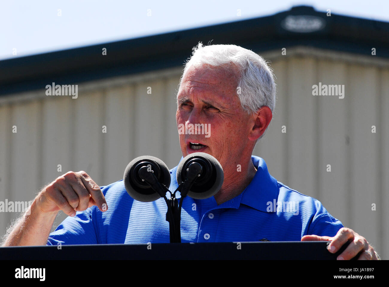 Boone, U.S. 03 Giugno, 2017. Vice Presidente Mike Pence risolve la folla a senatore Joni Ernst's (Repubblicano da Iowa) terza arrosto annuale e Ride charilty beneficio presso la centrale di Iowa Expro centro in Boone Iowa, 3 giugno, 2017. Credito: mark reinstein/Alamy Live News Foto Stock