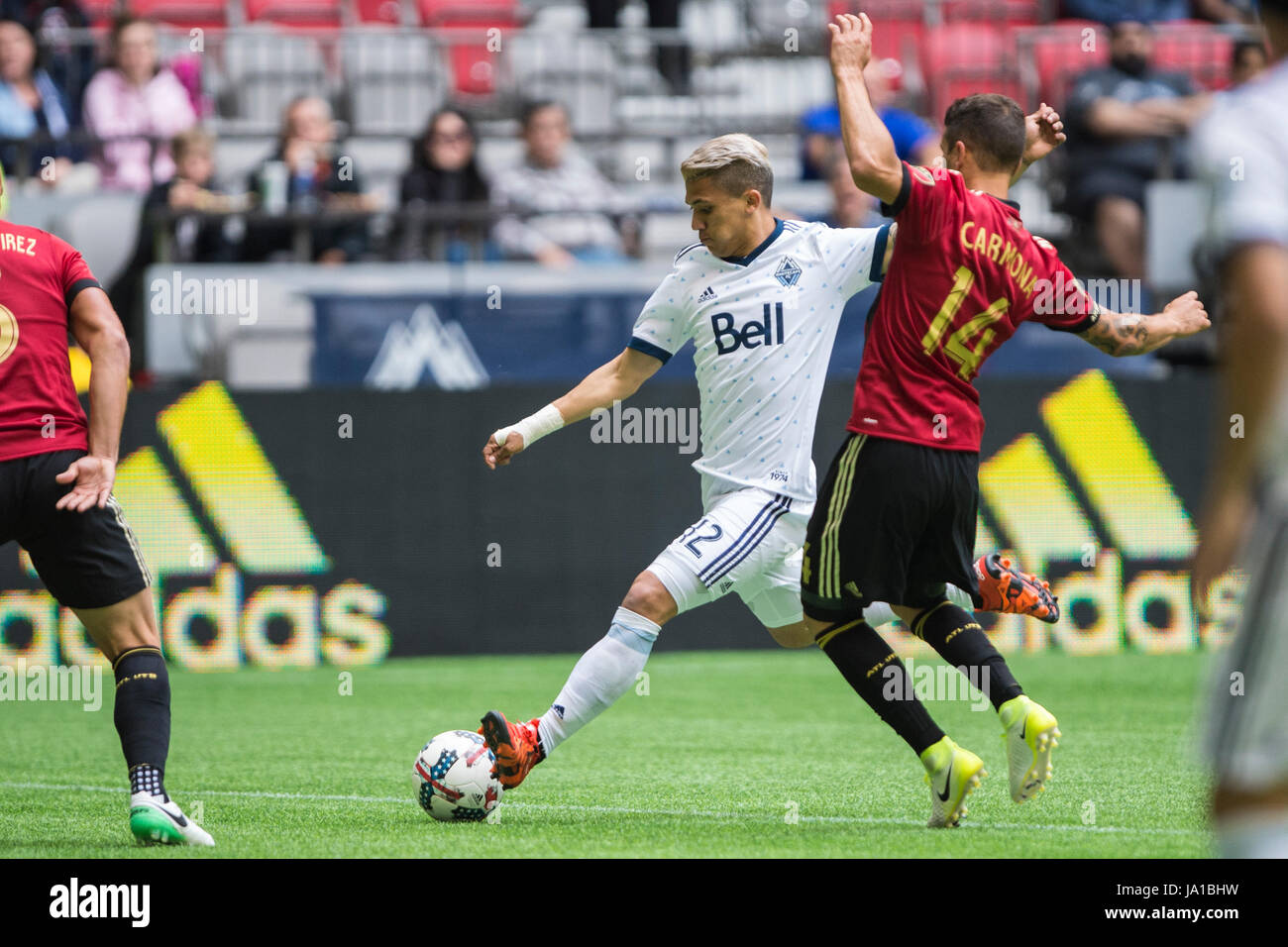 Vancouver, Canada. Il 3 giugno 2017. Fredy Montero (12) di Vancouver Whitecaps mantenendo la palla lontano da Carlos Carmona (14) di Atlanta del regno. Vancouver sconfitta Atlanta 3-1. Vancouver Whitecaps vs Atlanta Regno BC Place Stadium. © Gerry Rousseau/Alamy Live News Foto Stock