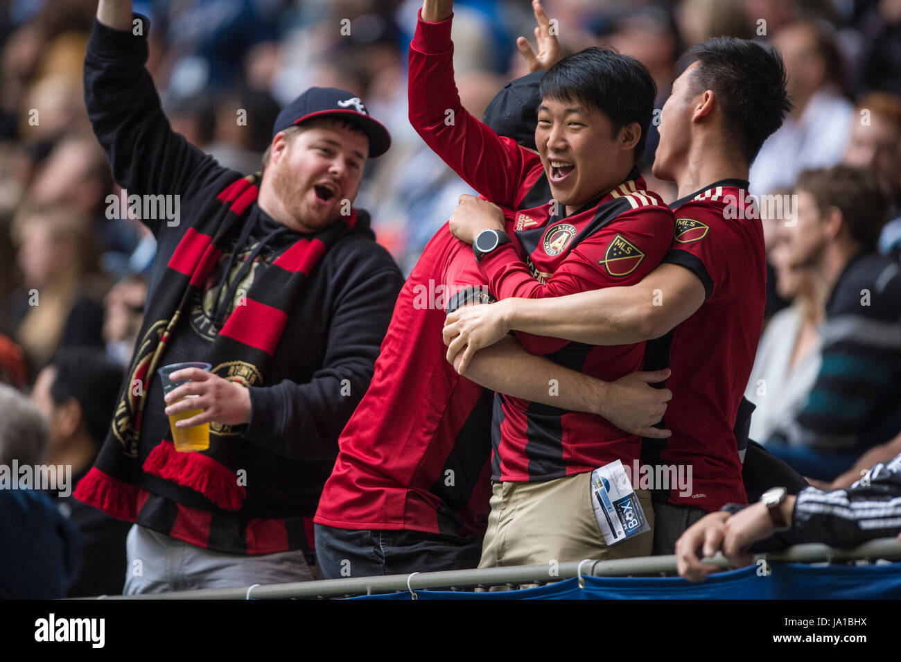 Vancouver, Canada. Il 3 giugno 2017. Ventilatori per celebrare come Atlanta Regno segna il primo gol del match. Vancouver sconfitta Atlanta 3-1. Vancouver Whitecaps vs Atlanta Regno BC Place Stadium. © Gerry Rousseau/Alamy Live News Foto Stock