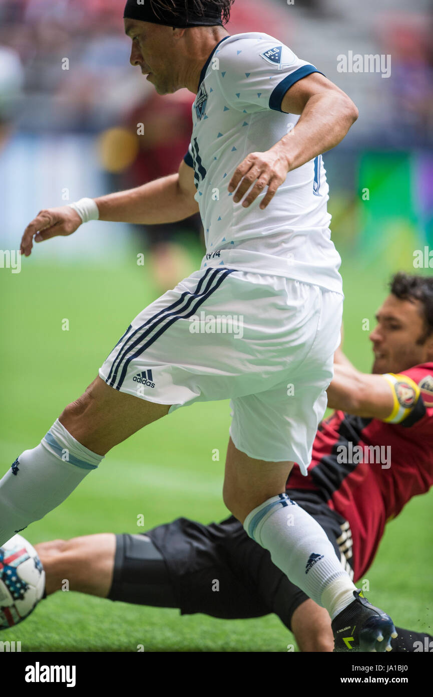 Vancouver, Canada. Il 3 giugno 2017. Christian Bolanos (7) di Vancouver Whitecaps spostando la sfera passato Michael Pine Lodge Hotel (3) di Atlanta del regno. Vancouver sconfitta Atlanta 3-1. Vancouver Whitecaps vs Atlanta Regno BC Place Stadium. © Gerry Rousseau/Alamy Live News Foto Stock