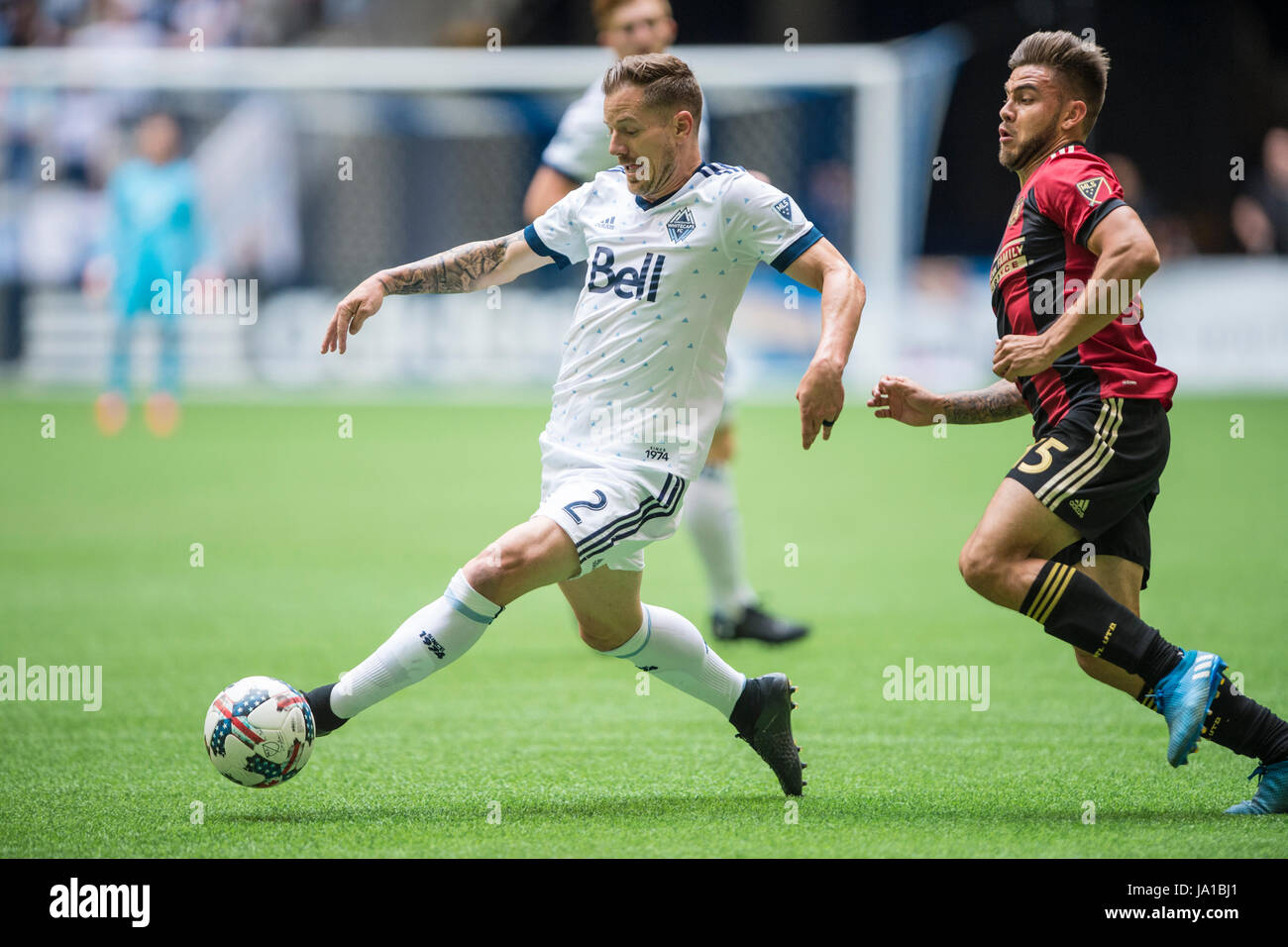 Vancouver, Canada. Il 3 giugno 2017. La Giordania Harvey (2) di Vancouver Whitecaps spostando la sfera con Héctor Villalba (15) di Atlanta del regno, nel perseguimento. Vancouver sconfitta Atlanta 3-1. Vancouver Whitecaps vs Atlanta Regno BC Place Stadium. © Gerry Rousseau/Alamy Live News Foto Stock