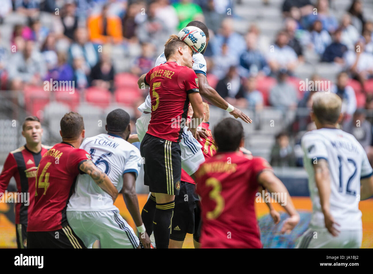 Vancouver, Canada. Il 3 giugno 2017. Leandro Gonzalez (5) di Atlanta del regno, voce la palla. Vancouver sconfitta Atlanta 3-1. Vancouver Whitecaps vs Atlanta Regno BC Place Stadium. © Gerry Rousseau/Alamy Live News Foto Stock