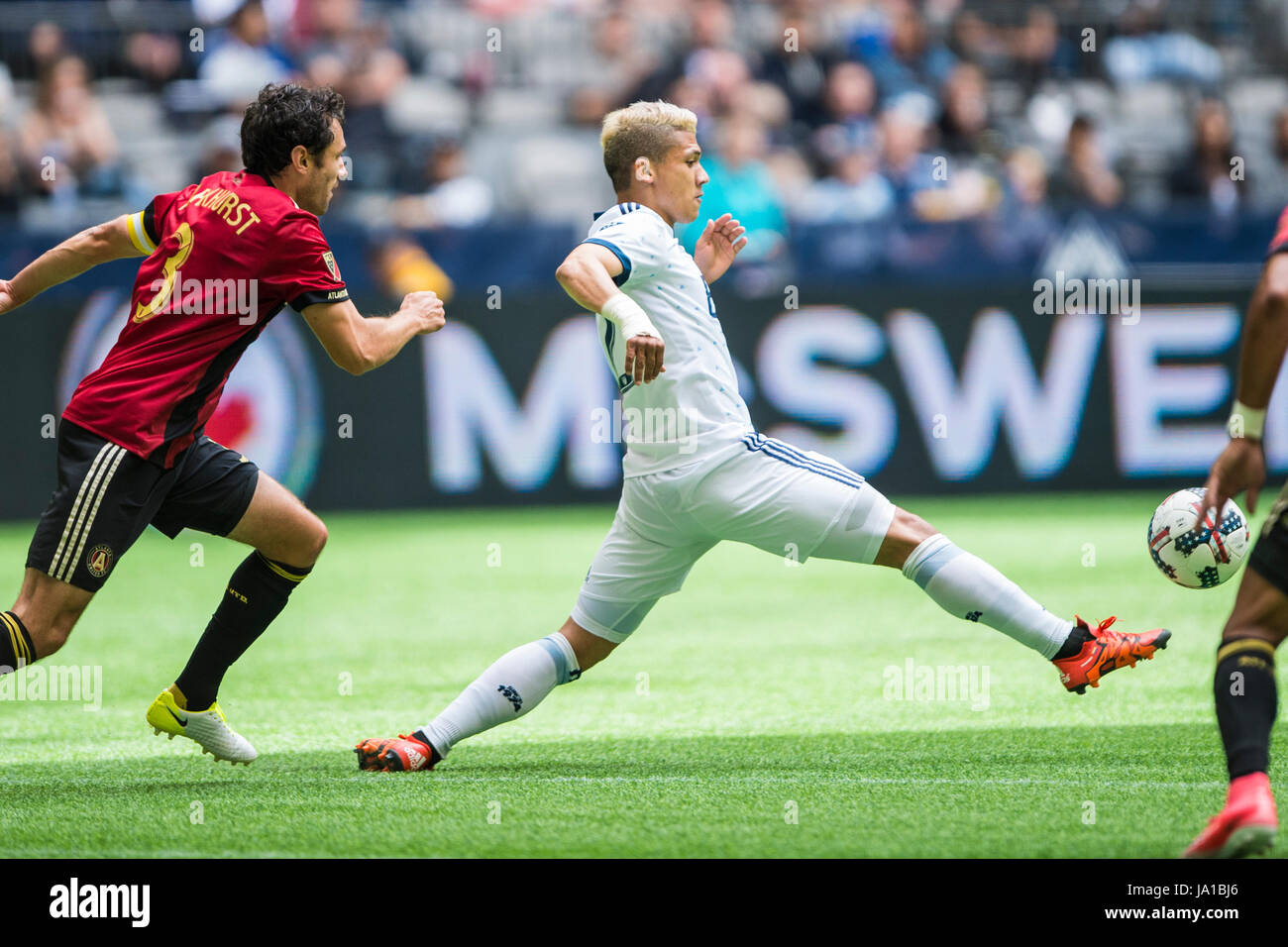 Vancouver, Canada. Il 3 giugno 2017. Fredy Montero (12) di Vancouver Whitecaps, raggiungendo per ottenere il controllo della palla. Vancouver sconfitta Atlanta 3-1. Vancouver Whitecaps vs Atlanta Regno BC Place Stadium. © Gerry Rousseau/Alamy Live News Foto Stock