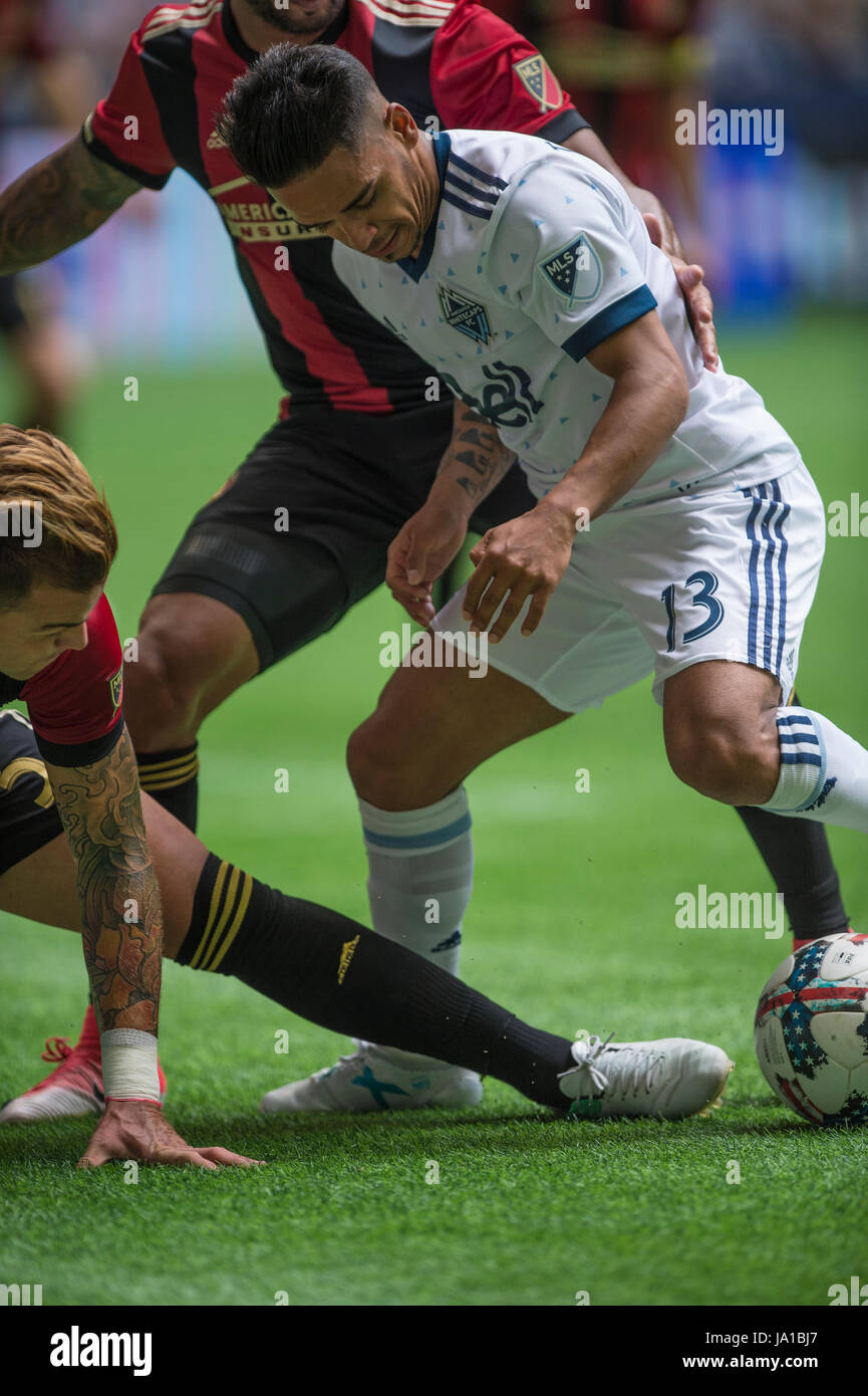 Vancouver, Canada. Il 3 giugno 2017. Cristian Techera (13) di Vancouver Whitecaps sfidati per la palla. Vancouver sconfitta Atlanta 3-1. Vancouver Whitecaps vs Atlanta Regno BC Place Stadium. © Gerry Rousseau/Alamy Live News Foto Stock