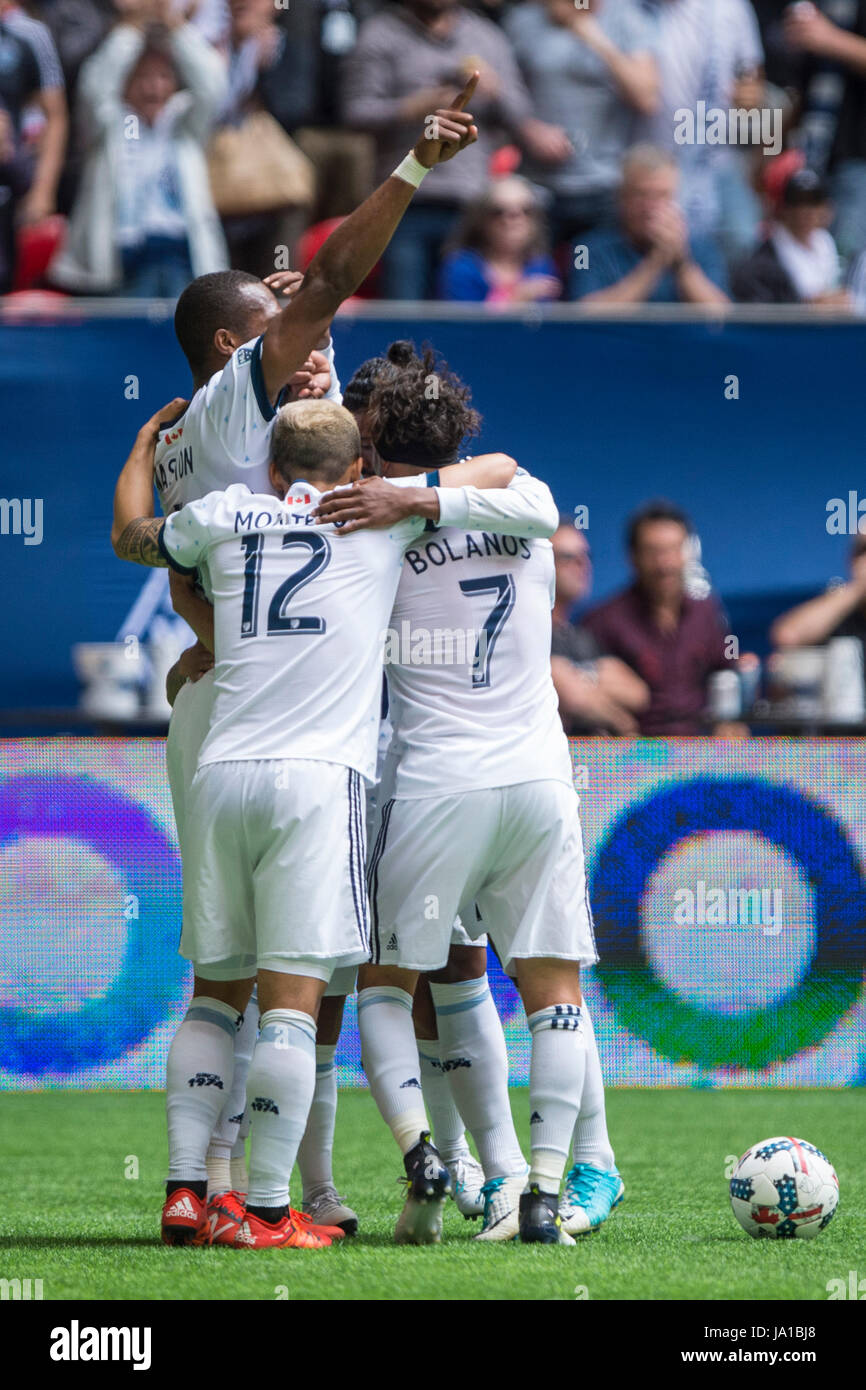 Vancouver, Canada. Il 3 giugno 2017. Vancouver Whitecaps celebra il primo dei due obiettivi da Kendall Waston (4). Vancouver sconfitta Atlanta 3-1. Vancouver Whitecaps vs Atlanta Regno BC Place Stadium. © Gerry Rousseau/Alamy Live News Foto Stock