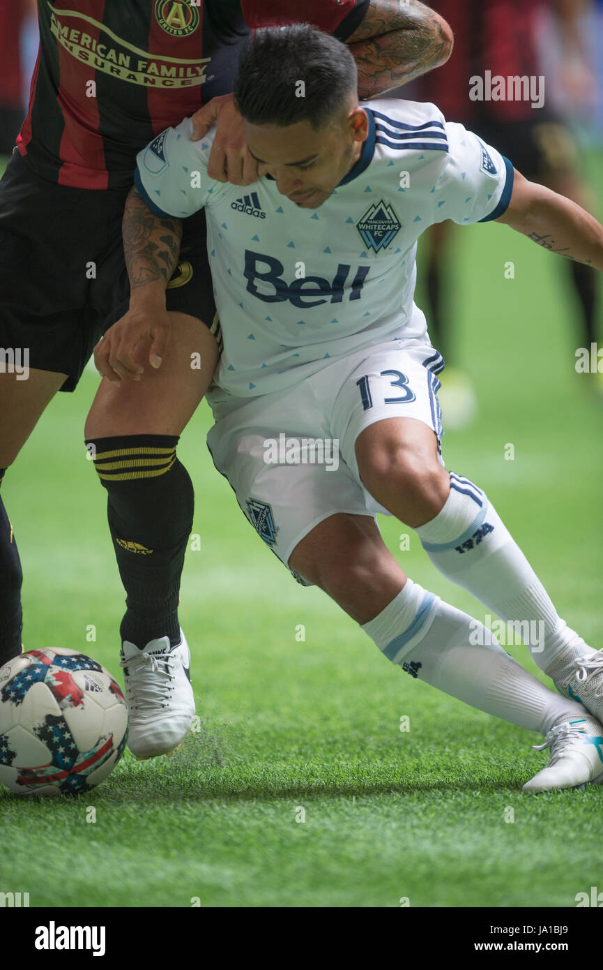 Vancouver, Canada. Il 3 giugno 2017. Cristian Techera (13) di Vancouver Whitecaps in lotta per mantenere la sfera. Vancouver sconfitta Atlanta 3-1. Vancouver Whitecaps vs Atlanta Regno BC Place Stadium. © Gerry Rousseau/Alamy Live News Foto Stock