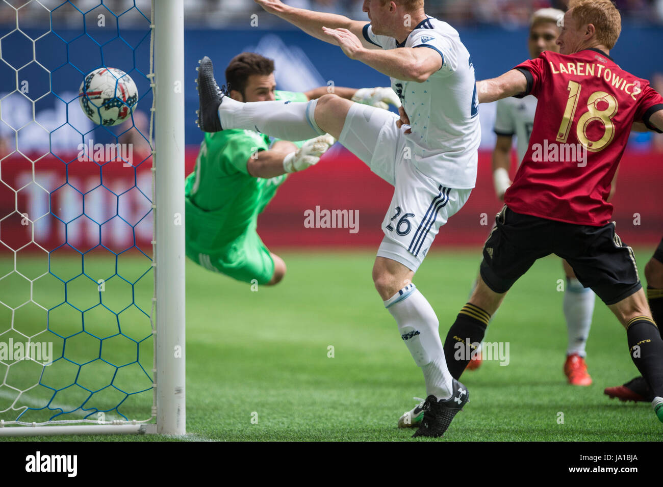 Vancouver, Canada. Il 3 giugno 2017. Vancouver Whitecaps secondo obiettivo della notte avere passato il portiere Alec Kann (25) di Atlanta del regno. Vancouver sconfitta Atlanta 3-1. Vancouver Whitecaps vs Atlanta Regno BC Place Stadium. © Gerry Rousseau/Alamy Live News Foto Stock