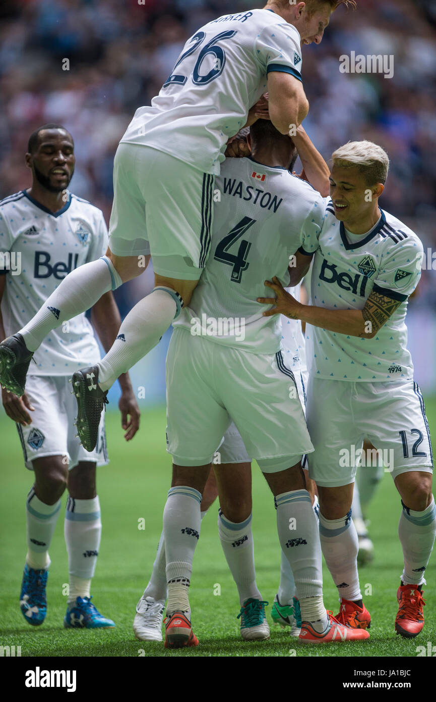 Vancouver, Canada. Il 3 giugno 2017. Vancouver Whitecaps compagni di squadra celebrare Kendall Waston (4) di Vancouver Whitecaps, secondo obiettivo della notte. Vancouver sconfitta Atlanta 3-1. Vancouver Whitecaps vs Atlanta Regno BC Place Stadium. © Gerry Rousseau/Alamy Live News Foto Stock