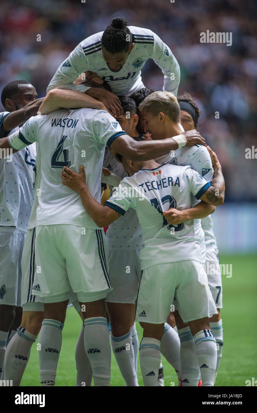 Vancouver, Canada. Il 3 giugno 2017. Vancouver Whitecaps compagni di squadra celebrare Kendall Waston (4) di Vancouver Whitecaps, secondo obiettivo della notte. Vancouver sconfitta Atlanta 3-1. Vancouver Whitecaps vs Atlanta Regno BC Place Stadium. © Gerry Rousseau/Alamy Live News Foto Stock