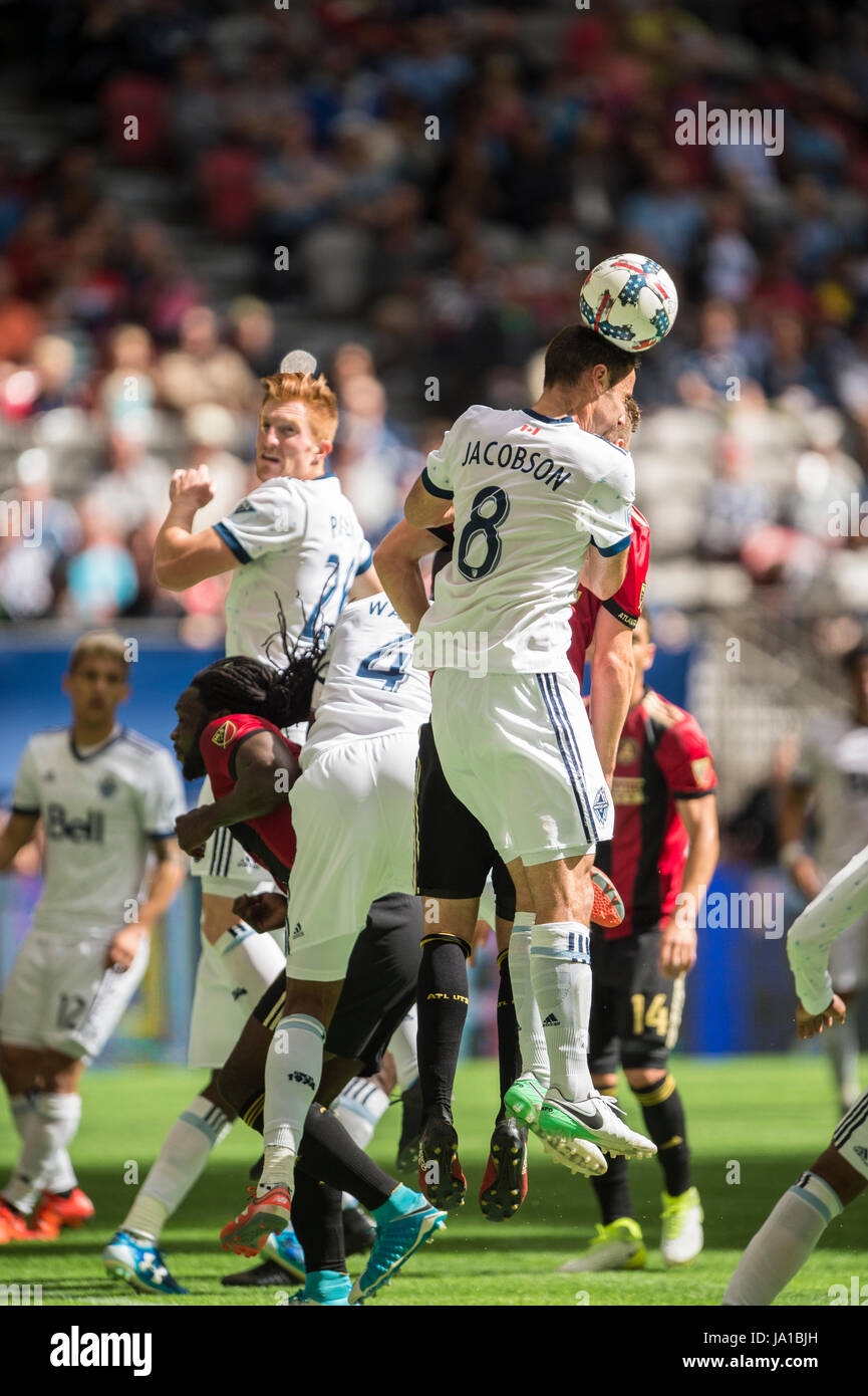 Vancouver, Canada. Il 3 giugno 2017. Andrew Jacobson (8) di Vancouver Whitecaps, voce la palla. Vancouver sconfitta Atlanta 3-1. Vancouver Whitecaps vs Atlanta Regno BC Place Stadium. © Gerry Rousseau/Alamy Live News Foto Stock