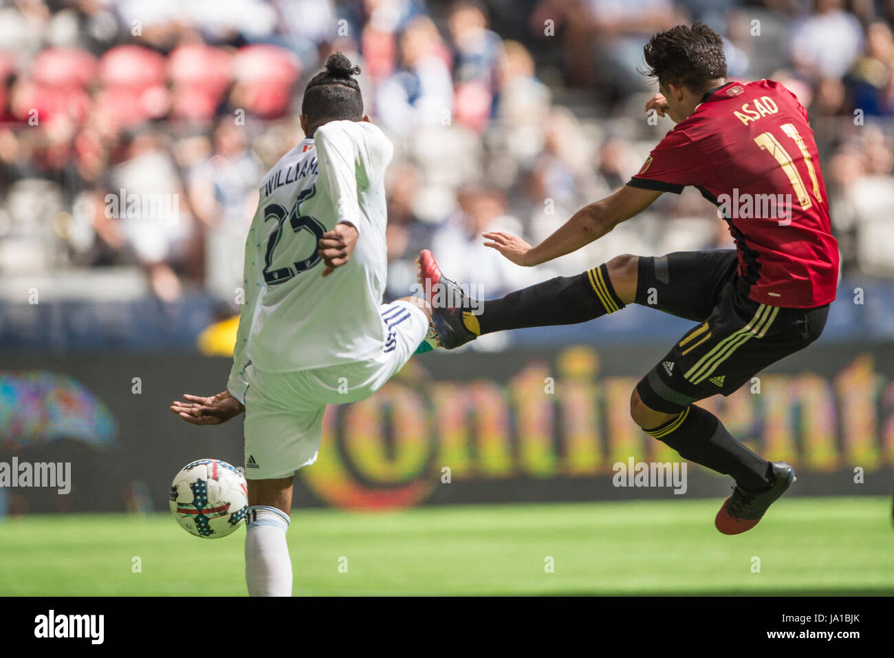 Vancouver, Canada. Il 3 giugno 2017. Yamil Asad (11) di Atlanta del regno. nell'aria. Vancouver sconfitta Atlanta 3-1. Vancouver Whitecaps vs Atlanta Regno BC Place Stadium. © Gerry Rousseau/Alamy Live News Foto Stock