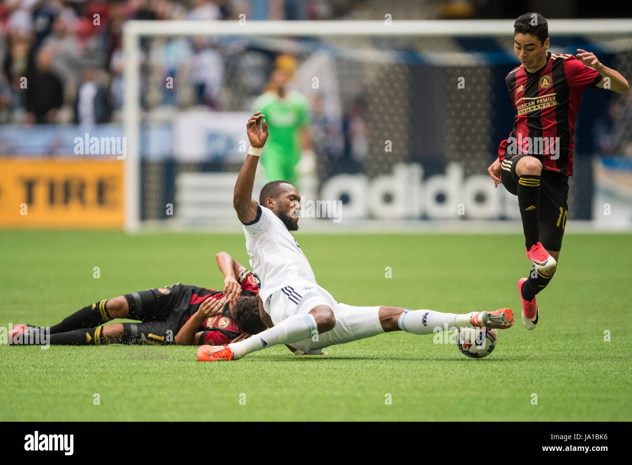 Vancouver, Canada. Il 3 giugno 2017. Come Yamil Asad (11) di Atlanta del regno, fissa sul terreno dietro di lui, Kendall Waston (4) di Vancouver Whitecaps, continua a giocare la palla. Vancouver sconfitta Atlanta 3-1. Vancouver Whitecaps vs Atlanta Regno BC Place Stadium. © Gerry Rousseau/Alamy Live News Foto Stock