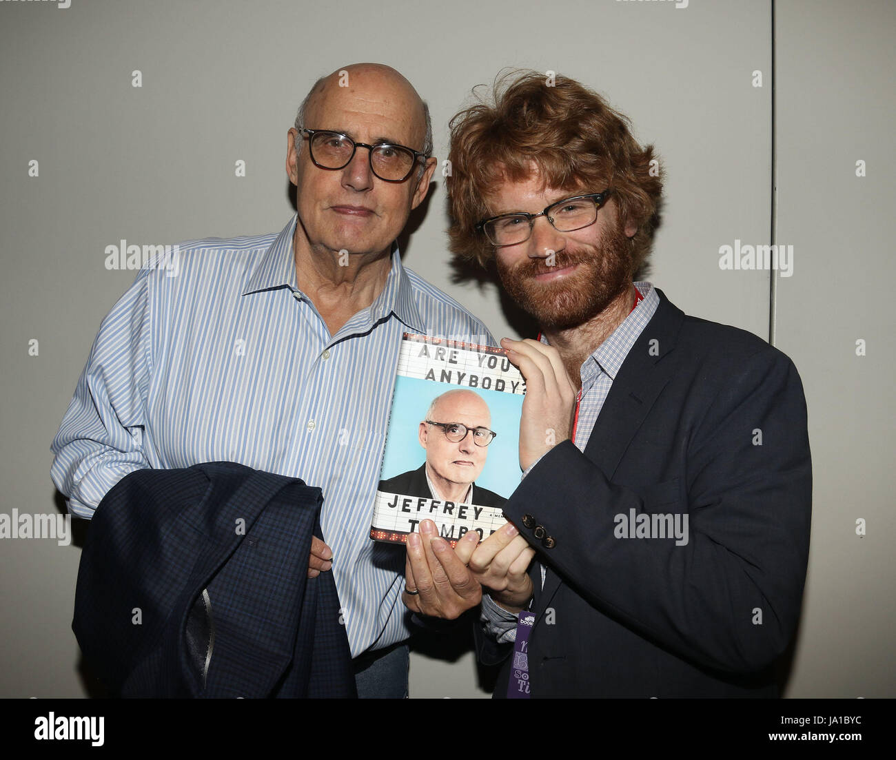 New York, New York, Stati Uniti d'America. Il 3 giugno, 2017. Autore, attore Jeffrey Tambor e moderatore, New York Magazine staff writer ABRAMO RIESMAN frequentare il BookCon 2017 evento presso il Jacob Javits Center. Credito: Nancy Kaszerman/ZUMA filo/Alamy Live News Foto Stock