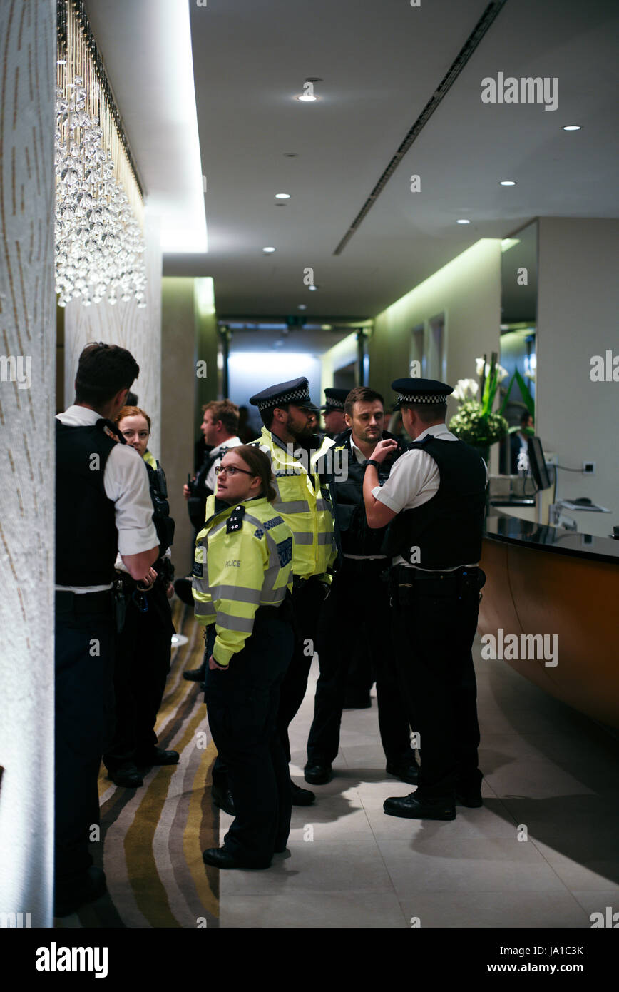 Londra, Regno Unito. 04 Giugno, 2016. Attentato terroristico a Londra. Il fotografo è stato catturato in azione. Aveva un soggiorno in un hotel con gli ufficiali e i civili e le persone dalla scena. Mentre in hotel il fotografo sentito esplosioni e spari attraverso il fiume. Credito: Simon re/Alamy Live News Foto Stock