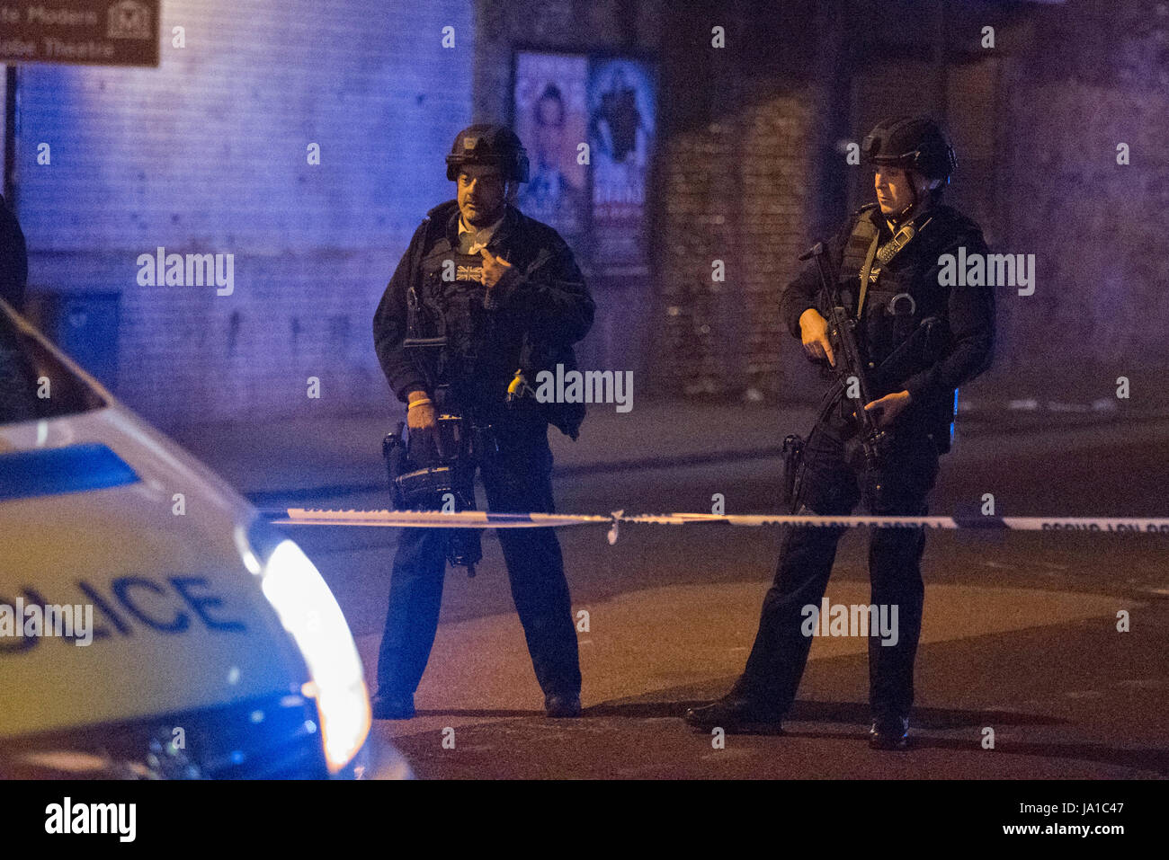 Londra, Regno Unito. Il 4 giugno 2017. Polizia a cordoni intorno a Borough Market e il Ponte di Londra dopo un attacco terroristico. Credito: Peter Manning / Alamy Live News Foto Stock