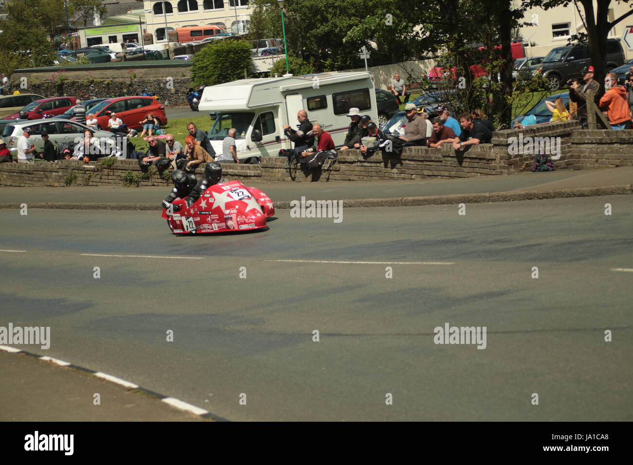 Isola di Man gare TT, Qualifiche Gara, sabato 3 giugno 2017.Sidecar sessione di qualifica. Esegue il marshalling di aiutare Estelle Leblond e Melanie Farnier del team Racingside dal Piccione, Francia spostare i loro 600cc SGR Suzuki sidecar (numero 22) off il corso in una strada laterale . I piloti di eseguire una rapida riparazione stradale poi sono ammessi a proseguire verso la strada di montagna. (Foto serie) Credito: arte eclettica e Fotografia/Alamy Live News Foto Stock