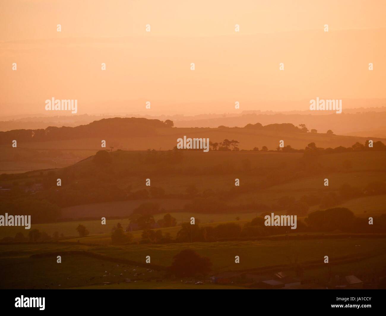 Penna Pilsden, Dorset, Regno Unito. Il 4 giugno, 2017. Colorata per iniziare la giornata come colori vivaci illuminano il cielo dall'alto nel West Dorset. Credito: Dan Tucker/Alamy Live News Foto Stock