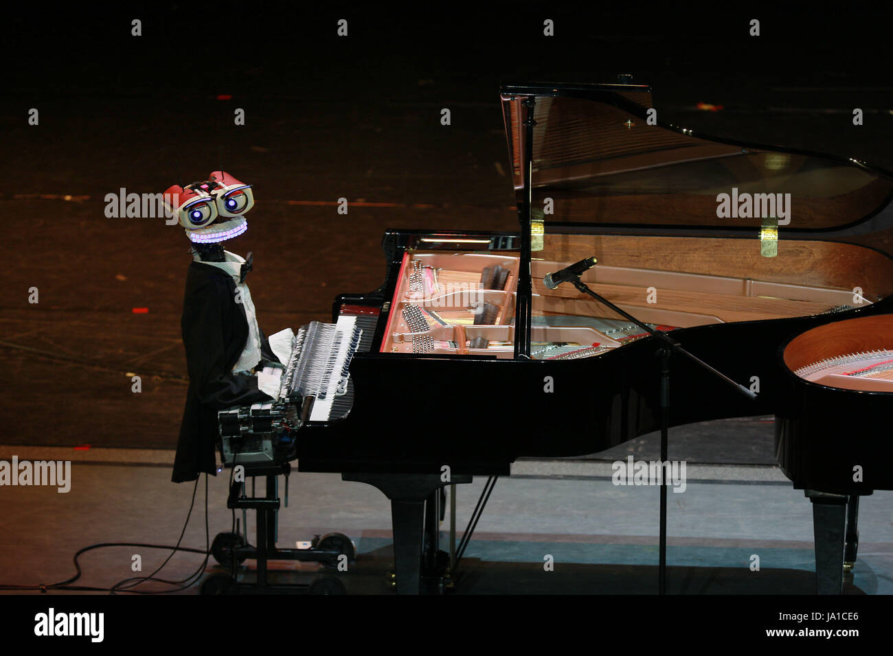 Tianjin, Cina. Il 3 giugno, 2017. Un robot pianista chiamato 'Teotronica'  suona il pianoforte in un teatro di Tianjin, Cina del nord, 3 giugno 2017.  Il 53-dito robot suonava il pianoforte con