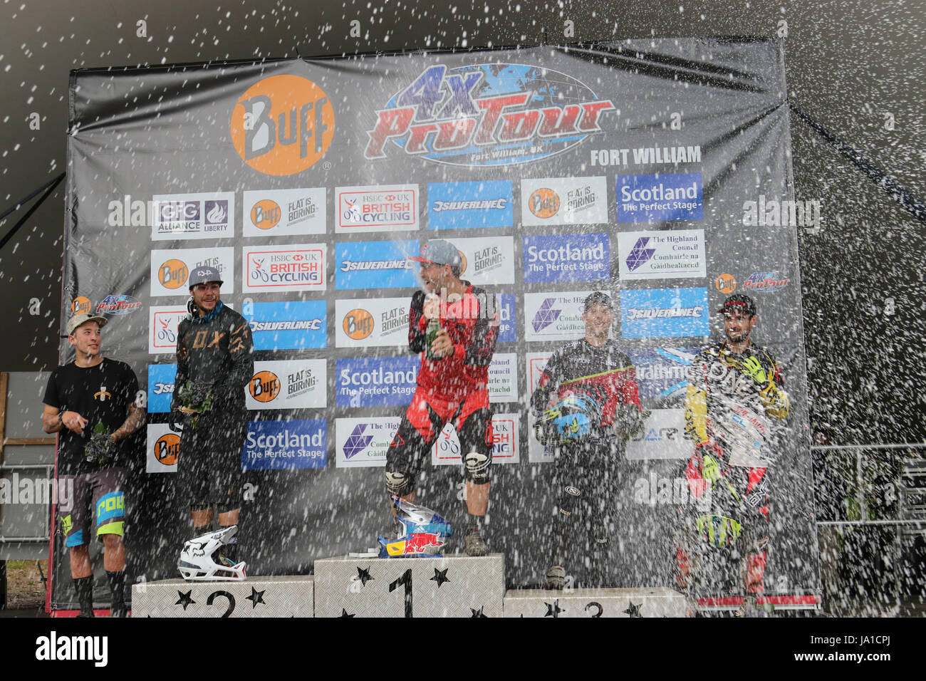 Fort William, Scozia. Il 3 giugno, 2017. Thomas Slavik Vincitore del 4X finali a Fort William spruzzare champagne sul podio. © Malcolm gallone/Alamy Live News Foto Stock