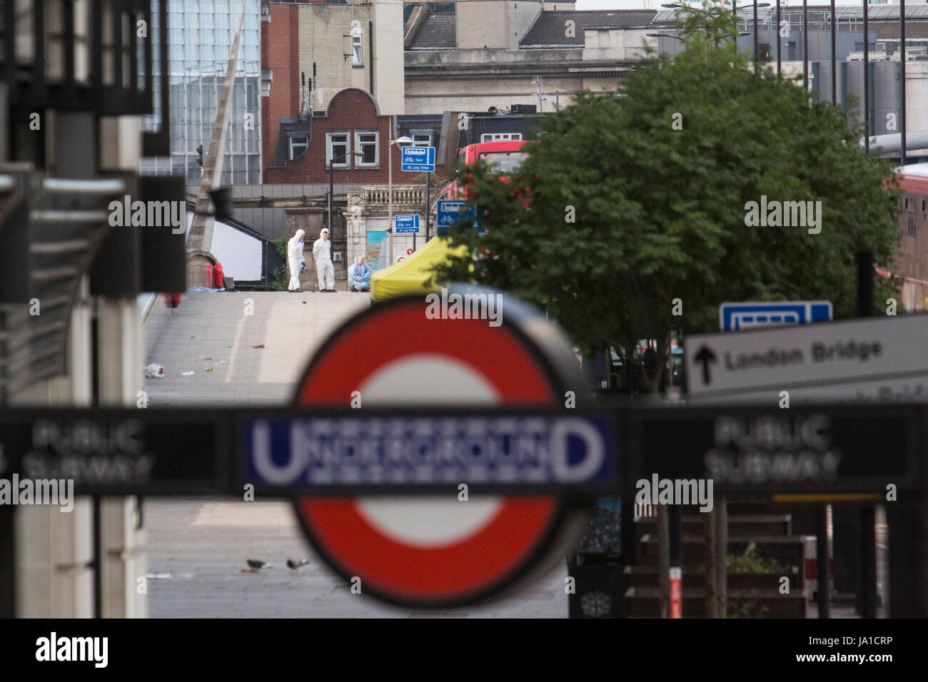 Londra, Regno Unito. Il 4 giugno, 2017. La polizia e la scena del crimine ufficiali esaminare il sito del London Bridge terrore attentato del 3 giugno 2017. Credito: Immagini vibranti/Alamy Live News Foto Stock