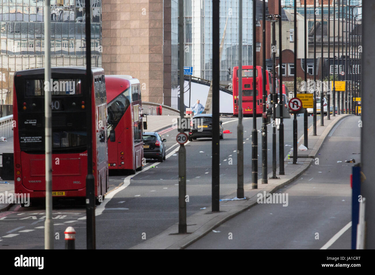 Londra, Regno Unito. Il 4 giugno, 2017. La polizia e la scena del crimine ufficiali esaminare il sito del London Bridge terrore attentato del 3 giugno 2017. Credito: Immagini vibranti/Alamy Live News Foto Stock