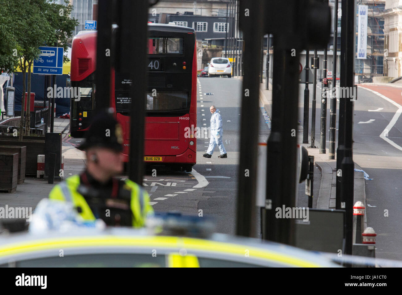 Londra, Regno Unito. Il 4 giugno, 2017. La polizia e la scena del crimine ufficiali esaminare il sito del London Bridge terrore attentato del 3 giugno 2017. Credito: Immagini vibranti/Alamy Live News Foto Stock