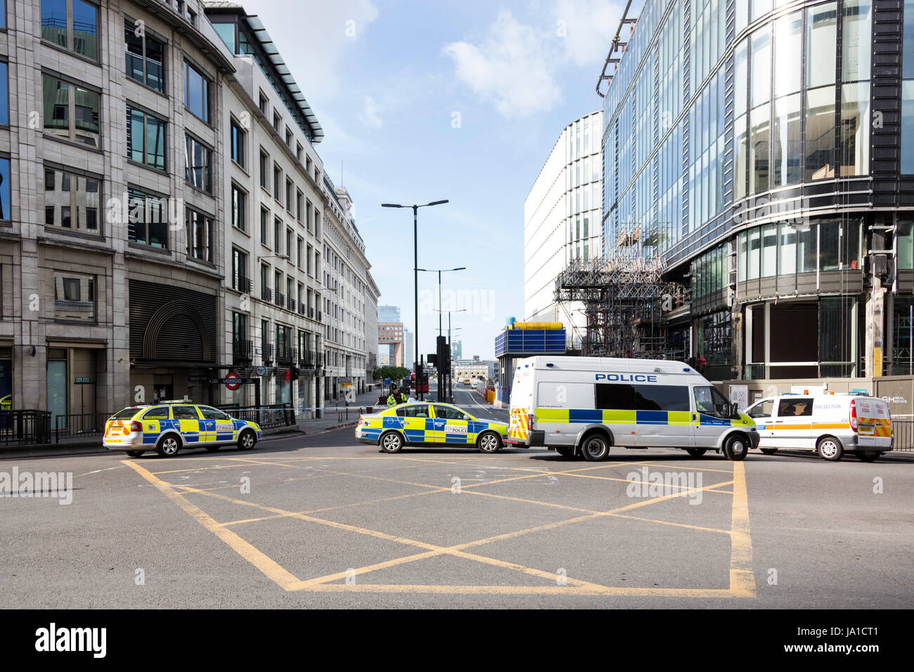 Londra, Regno Unito. Il 4 giugno, 2017. La polizia e la scena del crimine ufficiali esaminare il sito del London Bridge terrore attentato del 3 giugno 2017. Credito: Immagini vibranti/Alamy Live News Foto Stock