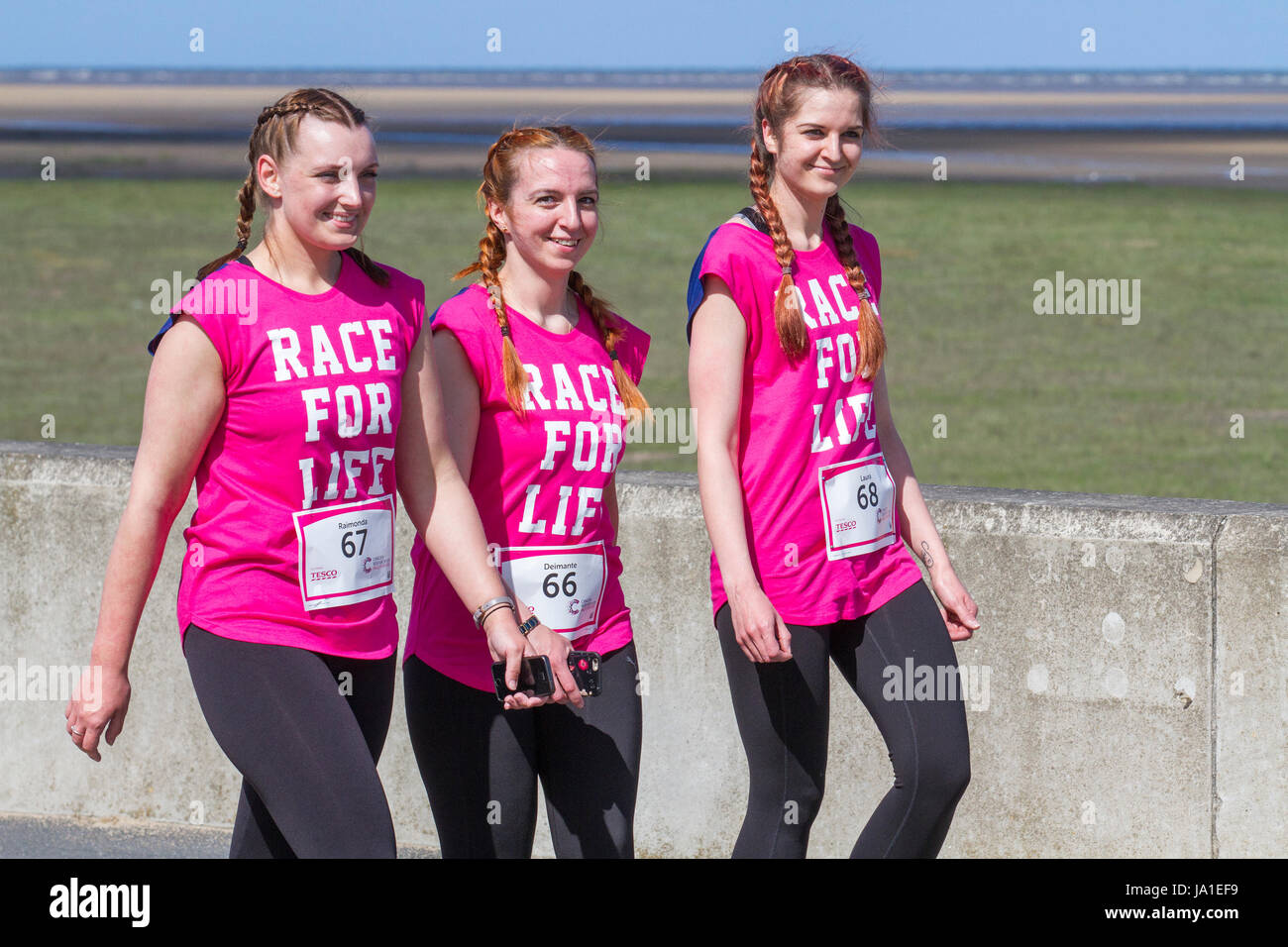 Southport, Merseyside, 4 giugno, 2017. Gara per la vita guide UK vestito in rosa per il cancro evento di beneficenza. Migliaia di donne nella lotta contro il cancro una delle centinaia di corsa per la Vita raccolta fondi gli eventi che si svolgono in tutto il Regno Unito. Oltre 620 donne, jogging, la corsa e la camminata in Southport reso un ultimo minuto dash per prendere parte in Cancer Research UK 5K e 10K carità fund raising in esecuzione evento. Il denaro raccolto aiuterà Cancer Research UK gli scienziati a trovare nuovi modi per trattare il cancro e salvare più vite. Foto Stock