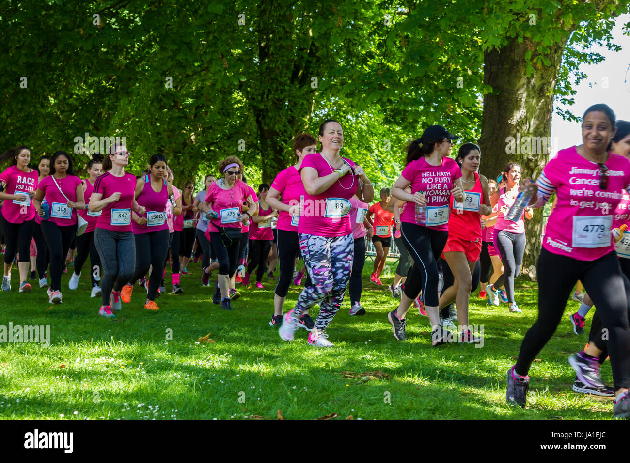 Abington Park, Northampton, U.K. 4rd June 2017. 10k Cancer Research Race for life, the start, walk, jog or run, the route is two laps which meander through Abington Park covering all areas of the scenic park which started at 10am. Credit: Keith J Smith./Alamy Live News Foto Stock