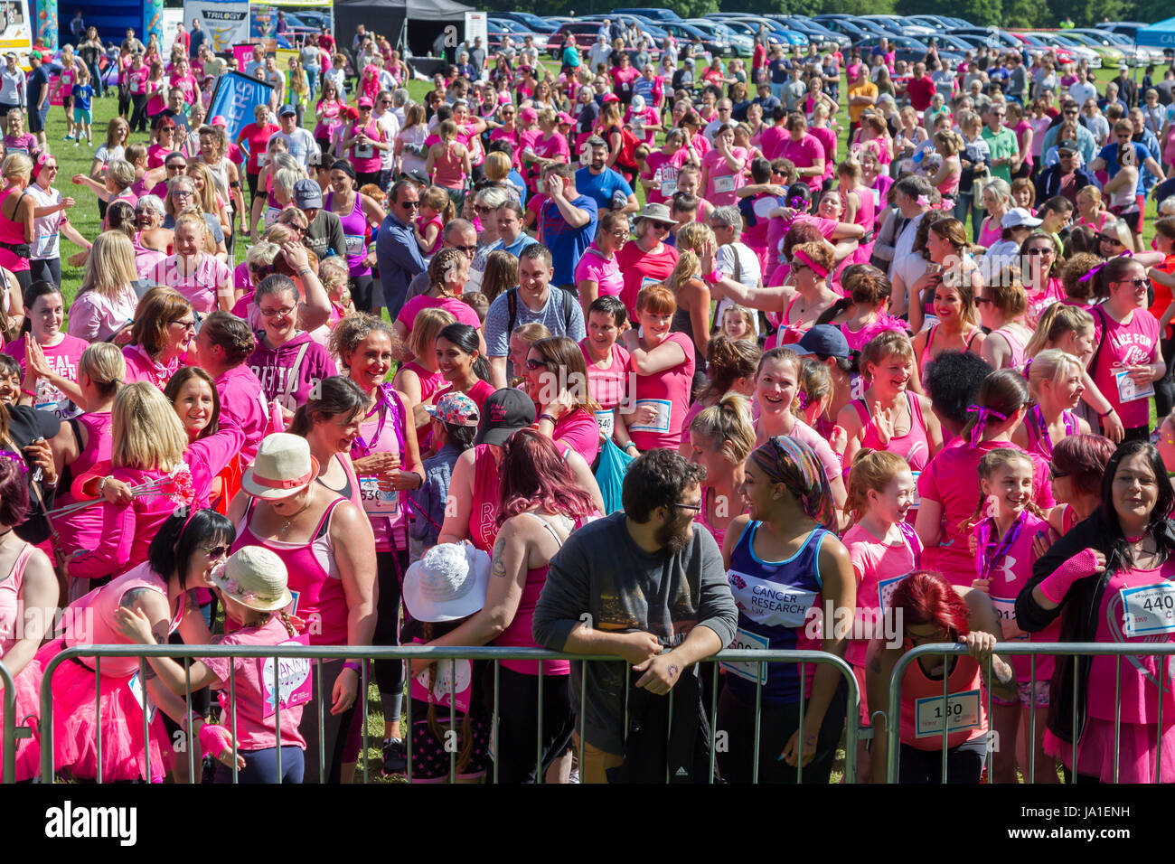 Abington Park, Northampton, U.K. 4rd June 2017. 10k Cancer Research Race for life, walk, before the warm up before the start, the route is two laps which meander through Abington Park covering all areas of the scenic park which started at 10am. Credit: Keith J Smith./Alamy Live News Foto Stock
