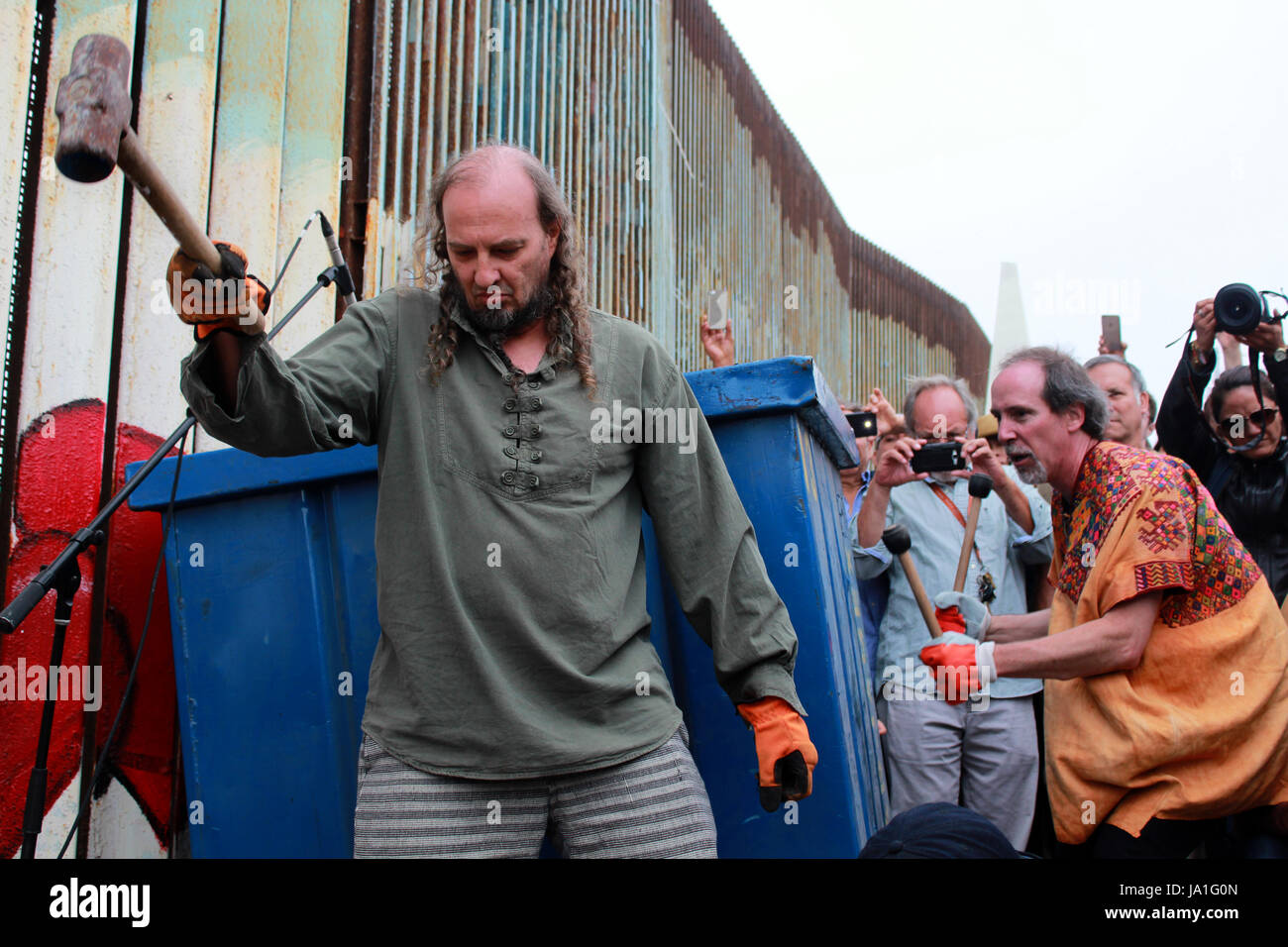 Tijuana, Messico. Il 3 giugno, 2017. Batteristi messicano Jose Navarro Noriega (l) e Luis Miguel Costero eseguire al confine tra Usa e Messico in Tijuana, Messico, 3 giugno 2017. Numerosi musicisti hanno protestato l isolamento e il nazionalismo con un concerto presso la frontiera tra Messico e Stati Uniti. Foto: Luis Angel Garcia/dpa/Alamy Live News Foto Stock