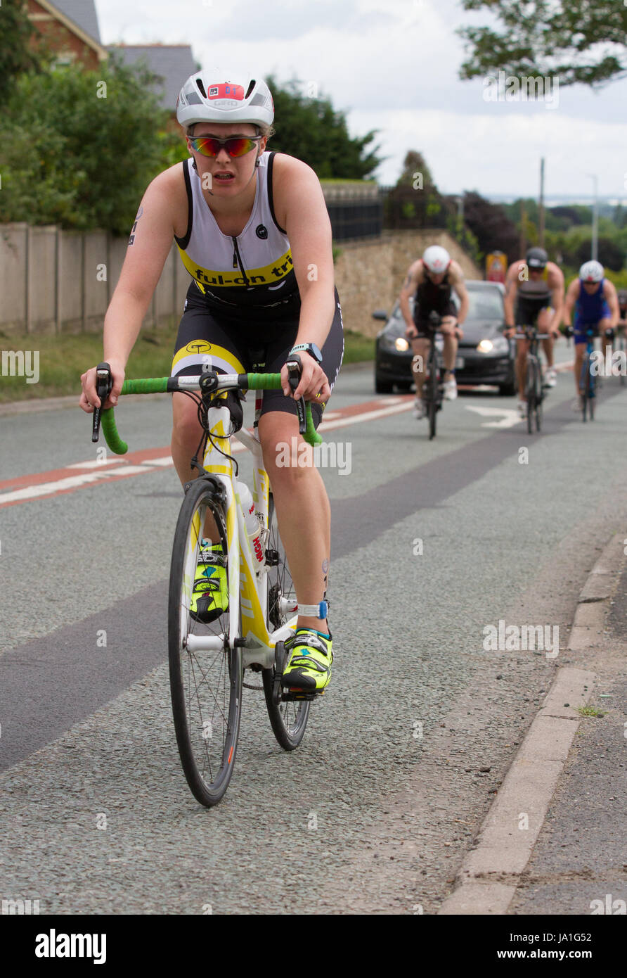 Wrexham, Galles del Nord, Regno Unito. Il 4 giugno, 2017. Sian Morgan in Chester Triathlon Club Womens metà gara sulla distanza. Credit: Charles Allen/Alamy Live News Foto Stock